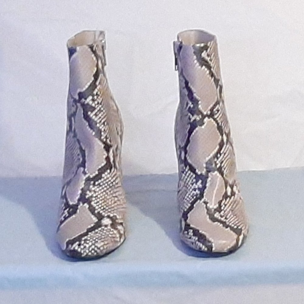 Steve Madden Snake Skin Boot Heel Size 10 !NEW! - Picture 2 of 7